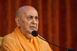  Swamishri blesses the sabha