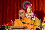  Swamishri blesses the sabha