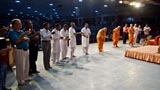  Devotees perform arti