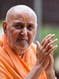  Swamishri blesses all