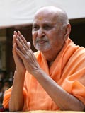  Swamishri bids Jai Swaminarayan to devotees