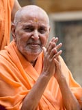  Swamishri bids Jai Swaminarayan to devotees