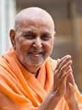  Swamishri bids Jai Swaminarayan to devotees