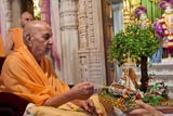  Swamishri swings Shri Harikrishna Maharaj in a hindolo