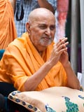  Swamishri bids Jai Swaminarayan to devotees