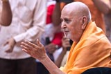  Swamishri bids Jai Swaminarayan to devotees