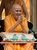  Swamishri bids Jai Swaminarayan to devotees