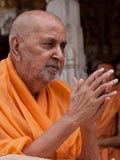  Swamishri bids Jai Swaminarayan to devotees