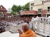  Devotees doing darshan of Swamishri