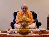  Swamishri performs his morning puja