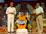  Swamishri blesses doctors