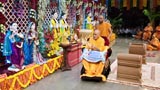  Swamishri performs murti-pratishtha arti