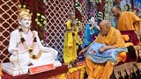  Swamishri performs pujan of the murtis