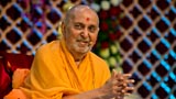  Swamishri blesses the assembly