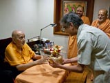 Swamishri blesses doctors