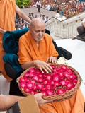  Swamishri sanctifies malas and flowers