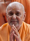  Swamishri bids Jai Swaminarayan to devotees