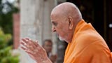  Swamishri bids Jai Swaminarayan to devotees