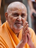  Swamishri bids Jai Swaminarayan to devotees
