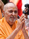  Swamishri bids Jai Swaminarayan to devotees