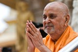  Swamishri bids Jai Swaminarayan to devotees