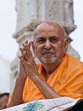  Swamishri bids Jai Swaminarayan to devotees