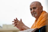  Swamishri bids Jai Swaminarayan to devotees