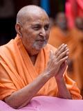  Swamishri bids Jai Swaminarayan to devotees