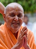  Swamishri bids Jai Swaminarayan to devotees