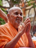  Swamishri bids Jai Swaminarayan to devotees