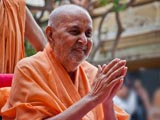  Swamishri bids Jai Swaminarayan to devotees