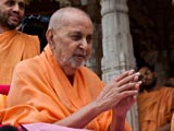  Swamishri bids Jai Swaminarayan to devotees