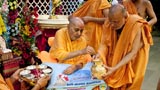  Swamishri sanctifies sand for new BAPS mandir at Long Island, NY, USA