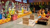  Swamishri performs murti-pratishtha arti