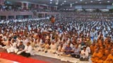  Devotees perform arti