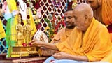  Swamishri performs pujan of the murtis