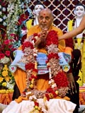  Sadhus honor Swamishri with garlands