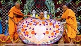 Sadhus honor Swamishri with shawls