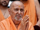  Swamishri bids Jai Swaminarayan to devotees