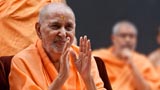 Swamishri bids Jai Swaminarayan to devotees