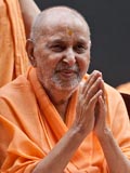  Swamishri bids Jai Swaminarayan to devotees
