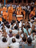  Swamishri bids Jai Swaminarayan to devotees