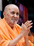  Swamishri bids Jai Swaminarayan to devotees