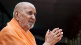  Swamishri bids Jai Swaminarayan to devotees