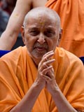  Swamishri bids Jai Swaminarayan to devotees