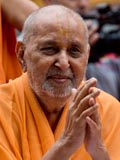  Swamishri bids Jai Swaminarayan to devotees