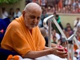  Swamishri performs pratishtha rituals