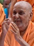  Swamishri bids Jai Swaminarayan to devotees