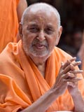  Swamishri bids Jai Swaminarayan to devotees
