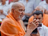  Swamishri bids Jai Swaminarayan to devotees